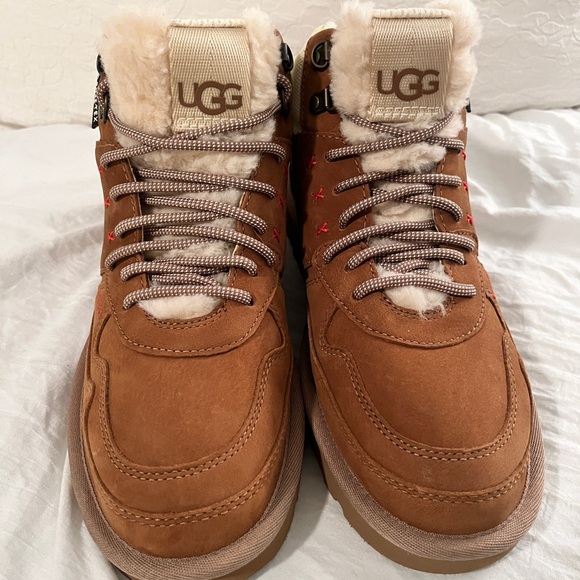 NWT UGG Women’s Tan WaterProof Hiking Boot size 7 s/n 1130772 - Picture 2 of 15